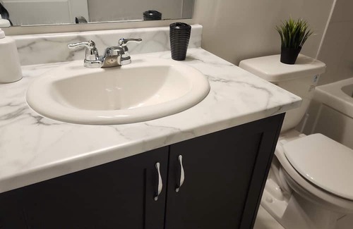 Ottawa Division Casa | New Modern & Classy 4BD/3.5 Bath Townhome|SelfCheck-In+Parking & Kitchen-Kanata