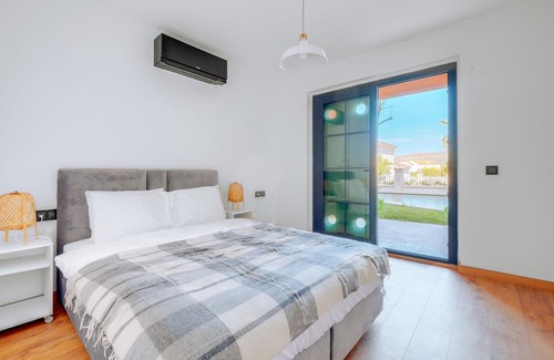 Alacati Apartamento | Luxury Flat w Balcony and Shared Pool in Alacati
