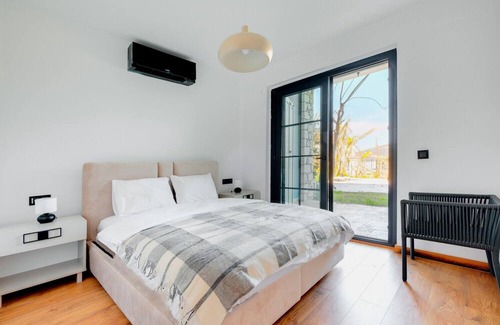 Alacati Apartamento | Vacation flat w pool and balcony, 5 min to beach