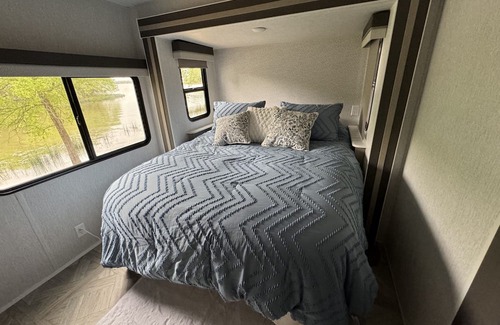 Alba Alquiler De RV | Family and Pet-Friendly Camper Steps Away from Lake Fork!