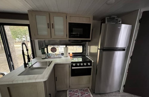 Alba Alquiler De RV | Family and Pet-Friendly Camper Steps Away from Lake Fork!