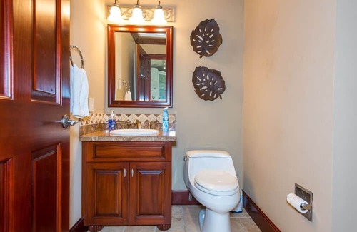 Birch Park Finger Streets Casa | Barefoot to Ocean. Accommodates 6 to 8. Walk to Shopping & Restaurants. Pool