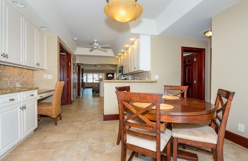 Birch Park Finger Streets Casa | Barefoot to Ocean. Accommodates 6 to 8. Walk to Shopping & Restaurants. Pool