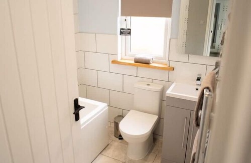 Cleeve Casa | The Ash View Cozy 3BR Retreat Perfect for Families