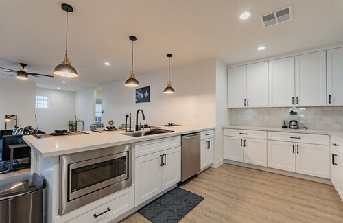 Coronado Casa | Phoenix Haven: Chic City Living in Tranquility