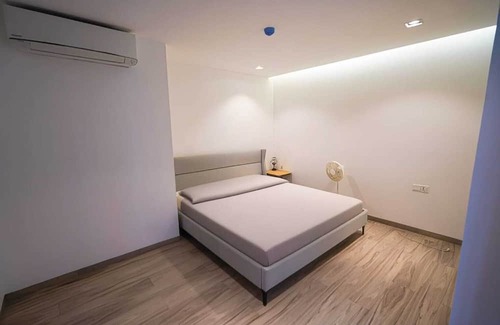 Dangkao Apartamento | Skyline 2 BD Retreat at Phnom Penh w/ Pool & Gym