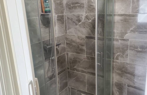 Heaton Casa | Newcastle City- Full Ensuite Bedroom
