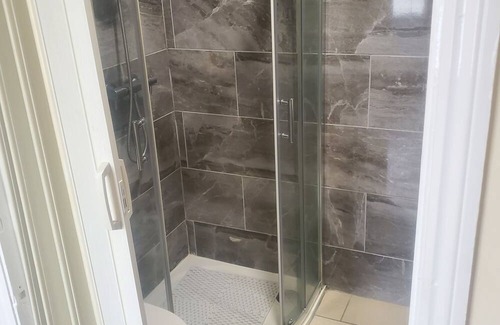 Heaton Casa | Newcastle City- Full Ensuite Bedroom
