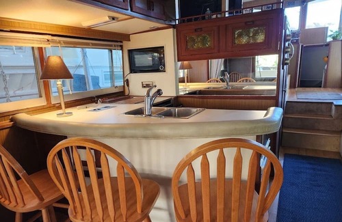 Downtown Knoxville Alquiler De Eote | Vintage Boat - Walking Distance to Downtown & UT!! Very Unique Stay.