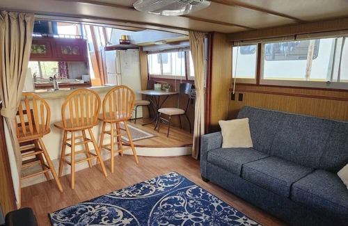 Downtown Knoxville Alquiler De Eote | Vintage Boat - Walking Distance to Downtown & UT!! Very Unique Stay.