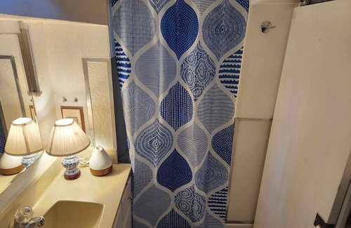 Downtown Knoxville Alquiler De Eote | Vintage Boat - Walking Distance to Downtown & UT!! Very Unique Stay.