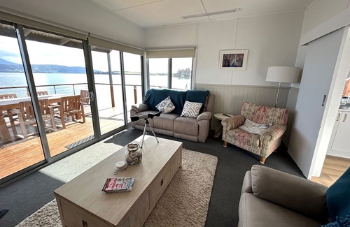 Southern Casa | Beachfront! New ktichen, bathroom & laundry