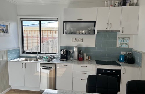 Southern Casa | Beachfront! New ktichen, bathroom & laundry
