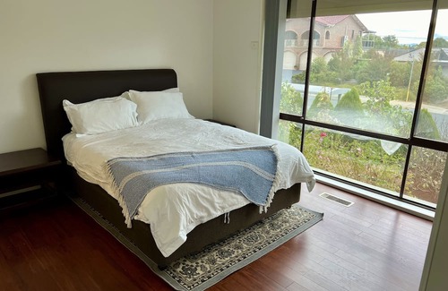 McKellar Casa | Charming 4-Bedroom Retreat with Ensuite Spa and Tranquil Backyard