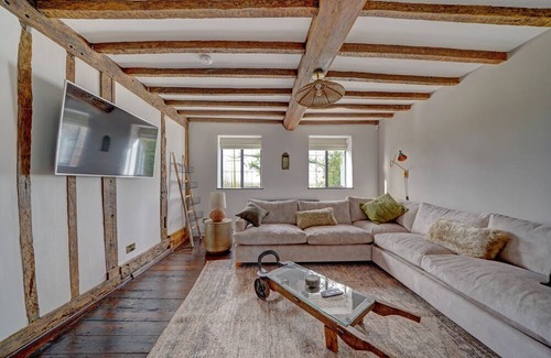 Cleedownton Cabaña | Fairview Cottage - Luxury English Country Cottage with Hot Tub & Pizza Oven