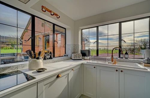 Cleedownton Cabaña | Fairview Cottage - Luxury English Country Cottage with Hot Tub & Pizza Oven