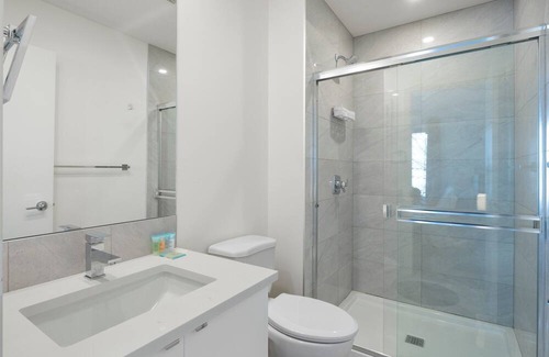 Bridgeland Casa | Discover Luxury With King Bed and Free Parking in Bridgeland