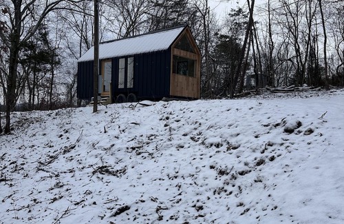 Sevierville Casa | Cozy new modern tiny home/River view/Prime location Downtown Sevierville, TN