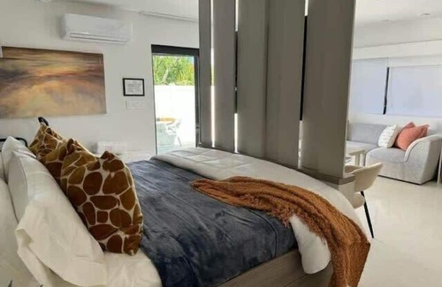North Corals Apartamento | NEW Luxury Private Modern wPatio 1 Mi to Beach