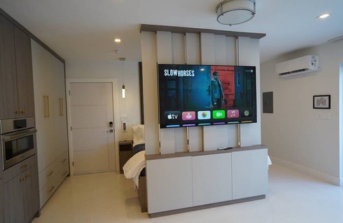 North Corals Apartamento | NEW Luxury Private Modern wPatio 1 Mi to Beach