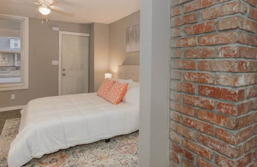 West Central Apartamento | Sleepover: Endearing 1BD/1BA Downtown Springfield