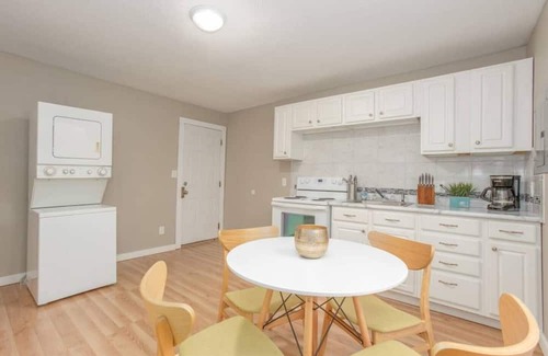 West Central Apartamento | Sleepover: Endearing 1BD/1BA Downtown Springfield