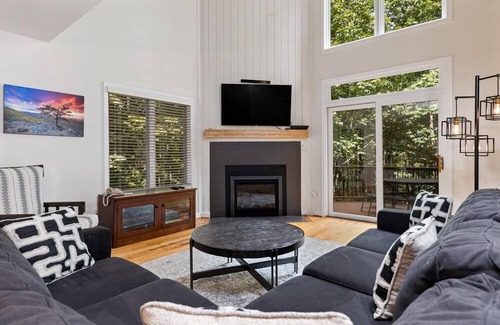 Nellysford Casa | Hemlock Hideaway with Wintergreen Advantage