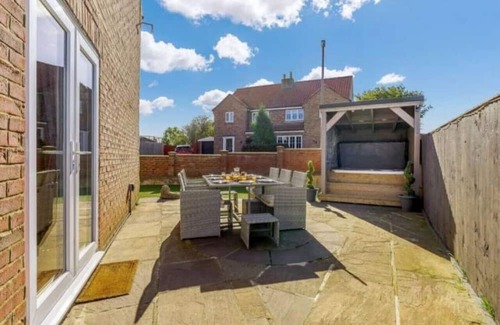 Kirby Misperton Casa | Spacious 6 bed w/hottub near Flamingo Land