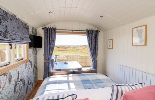 Pontrhydfendigaid Cabaña | CWT Y GORS, pet friendly, with hot tub in Pontrhydfendigaid