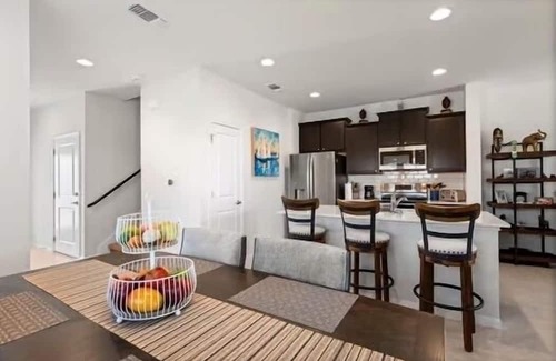 Manor Casa | Amenities of Austin minutes from Austin Bergstrom!