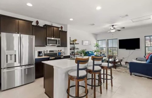 Manor Casa | Amenities of Austin minutes from Austin Bergstrom!