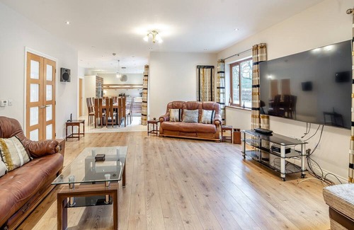 Neath Cabaña | 5 bedroom accommodation in Neath