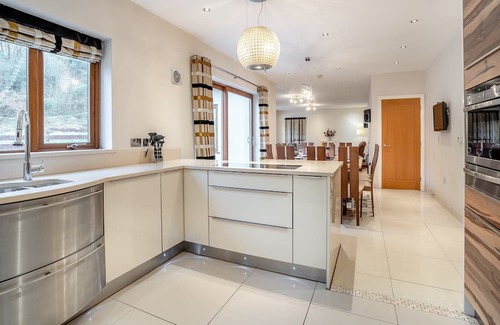 Neath Cabaña | 5 bedroom accommodation in Neath