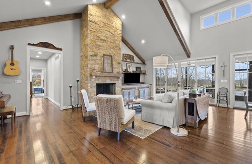 Paris Casa | 5 bedroom Farm Stay in Lexington! Experience Bloom & Berry Farm!