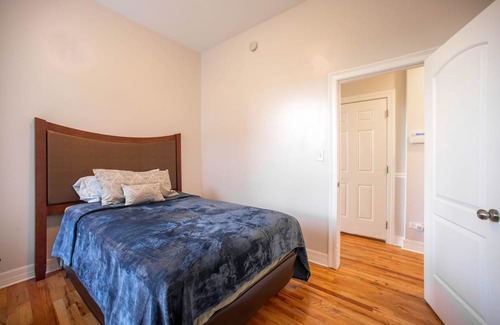 Woodlawn Apartamento | This Greystone is near the University of Chicago, the Museum of Science