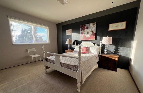 Delta Casa | Cheap Cozy Large Well Furnished Bedroom Available