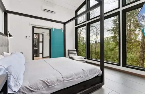 Bracebridge Cabaña | Modern x Muskoka: Contemporary Waterfront Oasis