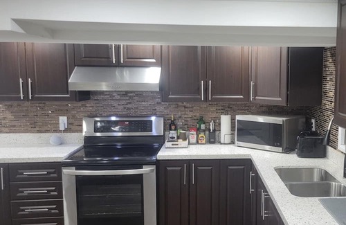 Malton Casa | Cozy basement apartment mins from the airport Hwy., Parks, mall and casino