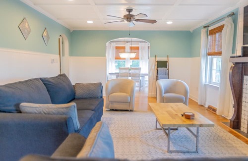 Boynton Casa | 4 bedroom, 1.5 bath, mountain views!