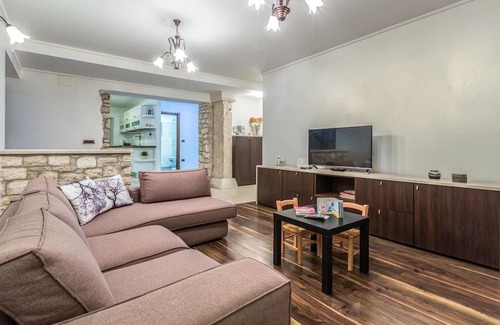 Lovrecica Apartamento | Enjoy relaxing hours in this centrally located vacation apartment.