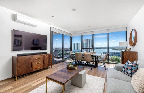 Belconnen Apartamento | Sensational City Apartment with Lake Views