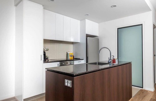 Belconnen Apartamento | Sensational City Apartment with Lake Views