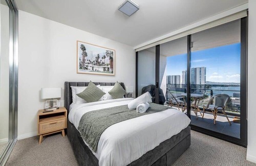 Belconnen Apartamento | Sensational City Apartment with Lake Views