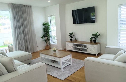 Burleigh Waters Casa | New Burleigh home with pool 5 night midweek stay rates dropped!