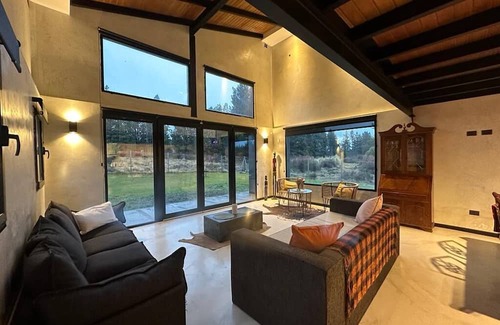 San Carlos de Bariloche Chalet De Esquí | MODERNA CASA DE MONTAÑA EN BARRIO RESIDENCIAL MUY CERCA DEL CENTRO DE LA CIUIDAD