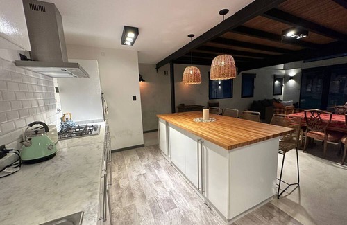San Carlos de Bariloche Chalet De Esquí | MODERNA CASA DE MONTAÑA EN BARRIO RESIDENCIAL MUY CERCA DEL CENTRO DE LA CIUIDAD