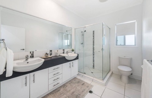 Alexandra Headland Casa | Retreat in the Heart of Alex - 3BR sleeps 11, Pool