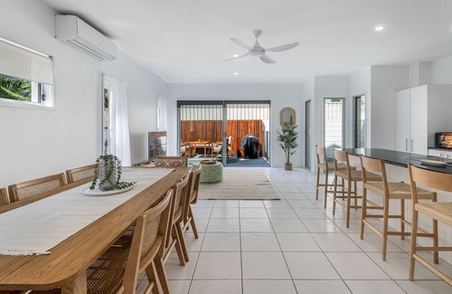 Alexandra Headland Casa | Retreat in the Heart of Alex - 3BR sleeps 11, Pool