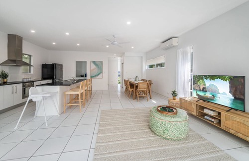 Alexandra Headland Casa | Retreat in the Heart of Alex - 3BR sleeps 11, Pool