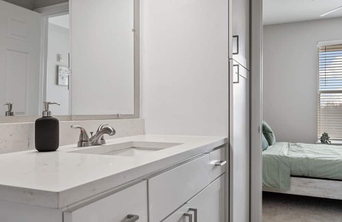 Englewood Apartamento | Adorable 1BR Englewood Apartment w/Pool & Hot Tub
